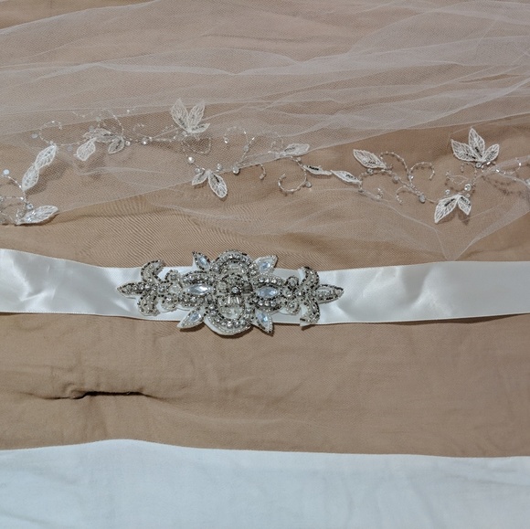 Wedding dress - Picture 3 of 6